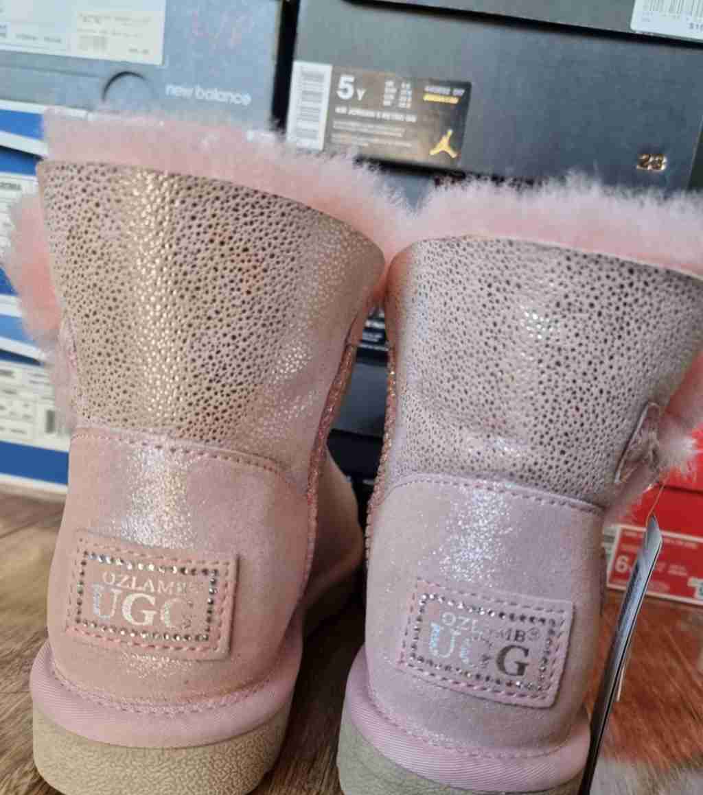 悉尼 交易 衣包饰品  全新UGG女羊毛鞋 特价转  搬家出清