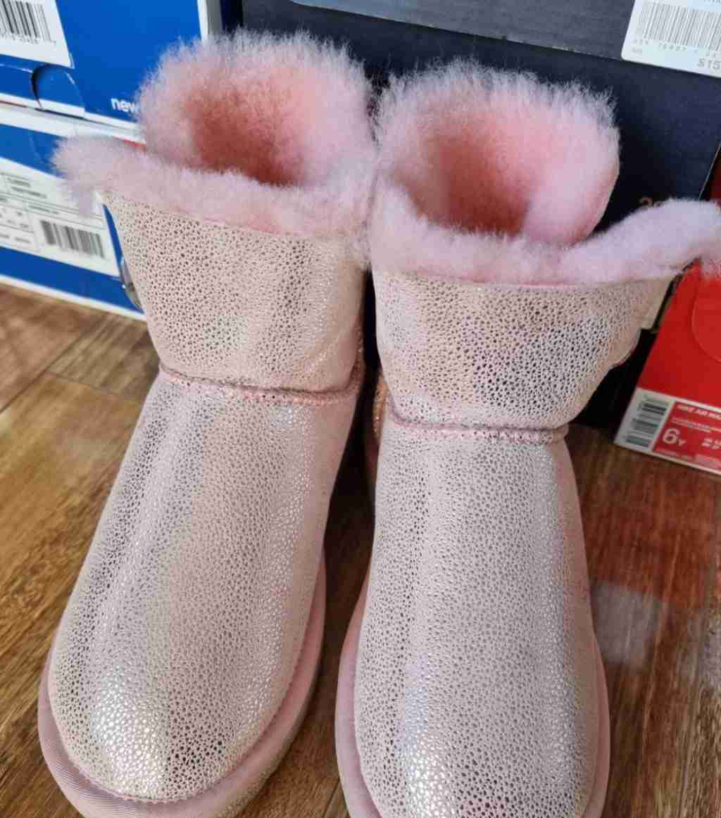 悉尼 交易 衣包饰品  全新UGG女羊毛鞋 特价转  搬家出清